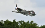 Un avion russe Yak 30 de la Seconde guerre mondiale lors du 75e anniversaire du régiment de chasse Normandie-Niémen, qui a combattu au sein de l'Armée rouge, le 9 juin 2017 à Mont-de-Marsan 