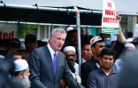 Le maire de New York, Bill De Blasio, prononce un discours aux funérailles d'un imam et de son assistant tués par balles, le 15 août 2016