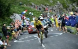 Le Belge Greg Van Avermaet, dans l'ascension du col de la Colombière, vers Le Grand-Bornand, lors de la 10e étape du Tour, le 17 juillet 2018