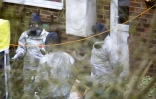 Des enquĂŞteurs vĂŞtus de tenue de protection s'affairent le 22 mars 2018 dans le jardin de SergueĂŻ Skripal, Ă Salisbury