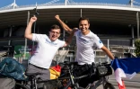 Gabriel Martin (à gauche) aux côtés de Mehdi Balamissa devant le Stade de France le 20 août 2022, avant leur départ en vélo pour Doha, où ils iront encourager les Bleus lors de la Coupe du monde 2022 au Qatar