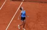 La Française Loïs Boisson victorieuse de l'Américaine Jessica Pegula à Roland-Garros, le 2 juin 2025 