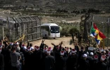 Des druzes saluent l'arrivée de religieux de la même communauté venus de Syrie, le 14 mars 2025 dans le village de Majdal Shams, sur le plateau syrien du Golan annexé par Israël