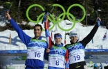 (g à d) Martin Fourcade, en argent, le Russe Evgeny Ustyugov, en or, et le Slovaque Pavol Hurajt, en bronze, sur le podium de la mass start des Jeux de Vancouver, le 21 février 2010