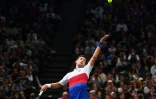 Le Serbe Novak Djokovic sert la balle face au Hongrois Marton Fucsovics à la deuxième journée du Masters 1000 de Paris le 2 novembre 2021
