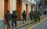 Des forces de sécurité près du palais présidentiel dans le centre de Quito, le 26 juin 2022