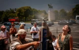 Des personnes se rafraîchissent autour d'une fontaine place du Trocadéro, à Paris, le 26 juin 2026