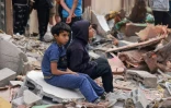 Des enfants palestiniens sur les décombres d'un bâtiment détruit à la suite d'un bombardement israélien à Rafah, dans le sud de la bande de Gaza le 4 avril 2024