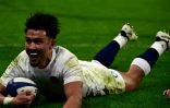 Le demi d'ouverture anglais Marcus Smith marque un essai lors du match France-Angleterre remporté par les Bleus 33-31 lors de la dernière journée du Tournoi des six nations le 16 mars 2024 à Décines-Charpieu près de Lyon