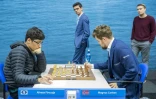 Le joueur d'échecs d'origine iranienne Alireza Firouzja (g) joue face au champion du monde norvégien Magnus Carlsen lors du tournoi international Tata Steel à Wijk aan Zee, aux Pays-Bas, le 21 janvier 2020