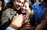 La jeun Palestinienne Ahed Tamimi (C) à sa libération de prison après 8 mois de détention en Israël. Photo prise le 29 juillet 2018 près du village de Nabi Saleh en Cisjordanie occupée
