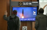 Des personnes regardent les images d'un tir de missiles par la Corée du nord, le 9 mars 2020 dans une gare de Séoul, en Corée du Sud