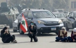 Des manifestants anti-gouvernementaux bloquent une route lors d?une manifestation contre le Parlement avant un vote de confiance au nouveau gouvernement, à Beyrouth le 11 février 2020