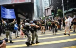 La police anti-émeutes intervient pour disperser les manifestants pro-démocratie, à Hong Kong, le 27 mai 2020