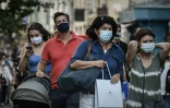 Des passants portant des masques en raison de la pandémie de coronavirus, dans les rues de Bordeaux, en France, le 5 septembre 2020
