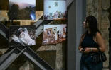 Une visiteuse de l'exposition "Hkeeli ya Jnoub" (Dis-moi, Ô Sud), qui vise à préserver la mémoire des villages détruits par Israël dans le sud du Liban, le 17 juillet 2026 à Beyrouth