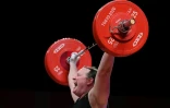 La Néo-Zélandaise transgenre Laurel Hubbard en action dans la catégorie des +87 kg de l'halthérophilie aux Jeux de Tokyo, le 2 août 2021 