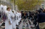 Des femmes déguisées en anges, place de la République, à Paris, le 29 novembre 2015