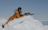 Le chasseur inuit Martin Madsen vise un phoque barbu près d'Ittoqqortoormiit le 28 avril 2024