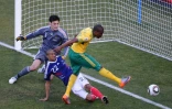 La défense de l'équipe de France s'incline sur un but du Sud-Africain Katlego Mphela dans le groupe A du Mondial, le 22 juin 2010 à Bloemfontein