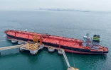 Vue aérienne d'un pétrolier déchargeant du pétrole brut importé dans un terminal portuaire de Qingdao, dans la province du Shandong, dans l'est de la Chine, le 14 mai 2026