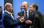 Olaf Scholz, Pierre Moscovici (c) et Euclid Tsakalotos (d) lors d'une réunion de l'eurogroupe à Luxembourg, le 21 juin 2018