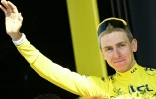 Tadej Pogacar sur le podium du maillot jaune à l'arrivée de la 11e étape du Tour de France, le 15 juillet 2026 à Nevers