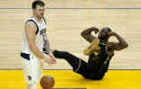 Lukas Doncic (g) des Dallas Mavericks contre les Golden State Warriors dans le match 1 de la finale de Conférence Ouest en NBA le 18 mai 2022 au Chase Center à San Francisco
