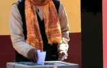 Un électeur népalais vote dans la ville de Chautara, dans le district de Sindhupalchowk, à 100 km de Katmandou, le 26 novembre 2017