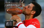 Le Serbe Novak Djokovic, vainqueur du tournoi de Roland-Garros pour la 2e fois de sa carrière, après sa victoire en 5 sets face au Grec Stefanos Tsitsipas, le 13 juin 2021 à Paris
