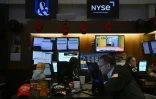 Un écran de télévision diffuse sur le parquet de la Bourse de New York (NYSE) à New York, le 23 août 2024, le discours du président de la Fed, Jerome Powell, à Jackson Hole, dans le Wyoming