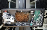 Dans un kibboutz du nord d'Israël, le conteneur appelé "Beehome" (maison des abeilles en anglais) peut distribuer automatiquement du sucre, de l'eau et des médicaments, le 14 mai 2022