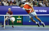 Carlos Alcaraz (d) renvoie la balle face à Casper Ruud en finale de l'US Open, à New York, le 11 septembre 2022