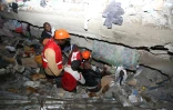 Les sauveteurs dans les décombres d'un immeuble effondré le 259 avril 2016 à Nairobi
