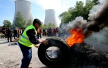 Des salariés bloquent l'accès à la centrale nucléaire de Nogent-sur-Marne le 26 mai 2016