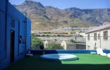 La terrasse avec piscine de l'hôtel de luxe pour chiens SuperWoof, et sa vue sur la Montagne de la Table, le 14 décembre 2021 au Cap, en Afrique du Sud