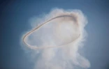 Un nuage de fumée après l'explosion d'une voiture piégée dans le ciel de Mossoul lors d'une opération militaire contre l'EI, le 8 janvier 2017
