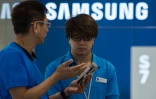 Un client pose une question au sujet de son téléphone Samsung à un vendeur de la marque, à Hong Kong le 11 octobre 2016