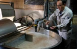 Hiroyoshi Chinzei supervise la fabrication dans son usine du "washi", papier japonais, selon un processus qu'il a inventé pour restaurer des oeuvres d'art, le 15 mars 2019 à Hidaka, au Japon