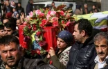 Des Kurdes syriens participent le 3 février 2018 à Afrine, dans le nord de la Syrie, à des funérailles de combattants d'une milice kurde tués dans des combats avec des forces pro-Ankara 