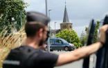 Les gendarmes devant une maison ayant appartenu au tueur en série Michel Fourniret, le 22 juin 2020 à Ville-sur-Lumes, dans les Ardennes
