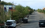 Panneau avec la photo du prĂ©sident russe Vladimir Poutine sur une route menant Ă Stepanakert, ex-capitale autoproclamĂ©e du Haut-Karabakh, oĂč patrouille la police azerbaĂŻdjanaise, le 2 octobre 2023