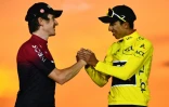Les cyclistes gallois Geraint Thomas et colombien Egan Bernal sur le podium du Tour de France à Paris le 28 juillet 2019