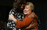 Michelle Obama enlace Hillary Clinton, à Winston-Salem, le 27 octobre 2016 