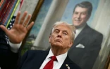 Le président américain Donald Trump devant un portrait de l'ex-président républicain Ronald Reagan, dans le Bureau ovale de la Maison Blanche, le 30 septembre 2025