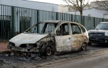 Carcasse d'une voiture brûlée dans le quartier de la Rose des Vents, aussi appelé Cité des 3000 à Aulnay-sous-Bois le 7 février 2017