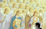 Un homme avec masque devant une fresque religieuse du monastère Saint-Michel-au-dome-d?or, le 12 mai 2020 à Kiev, en Ukraine