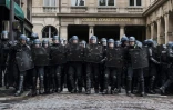 Des forces de l'ordre devant le Conseil constitutionnel français lors de la 12e journée d'action contre la réforme des retraites, le 13 avril 2023 à Paris