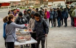 Des associations distribuent des repas aux migrants à Calais le 21 juin 2017