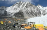 Des tentes au camp de base de l'Everest, le 23 avril 2018 au Népal